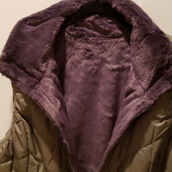North Face Women's fleece lined vest - Picture 7 of 7